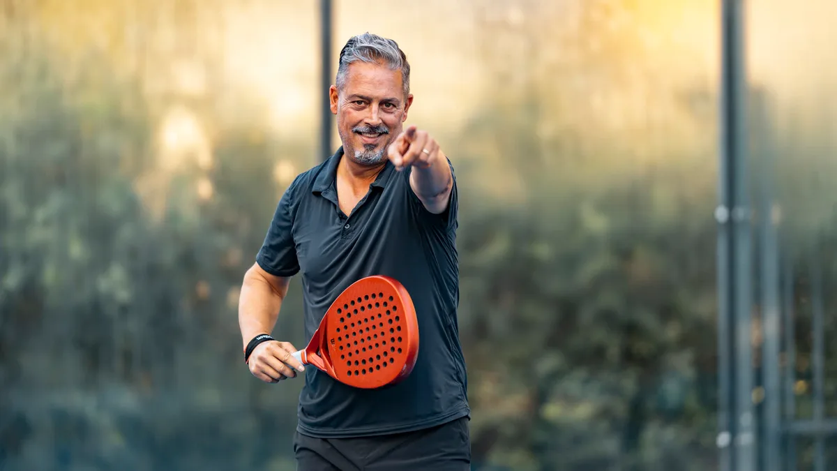 Julian Wortelboer with a padel racket